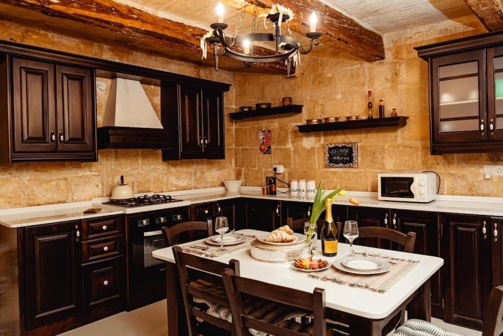 Enchanting 2Bdr Townhouse In Valletta Centre! Екстериор снимка