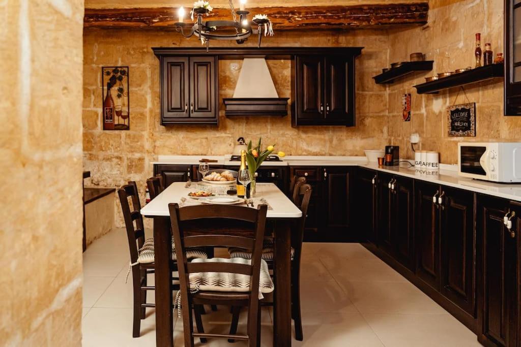 Enchanting 2Bdr Townhouse In Valletta Centre! Екстериор снимка