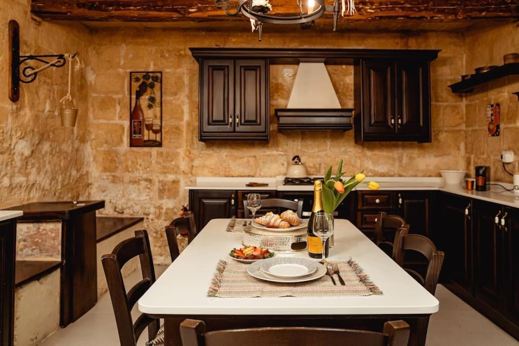 Enchanting 2Bdr Townhouse In Valletta Centre! Екстериор снимка